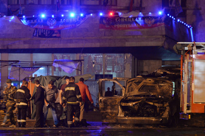 Взорванный микроавтобус у здания обладминистрации в Донецке, 12 июня 2014 года