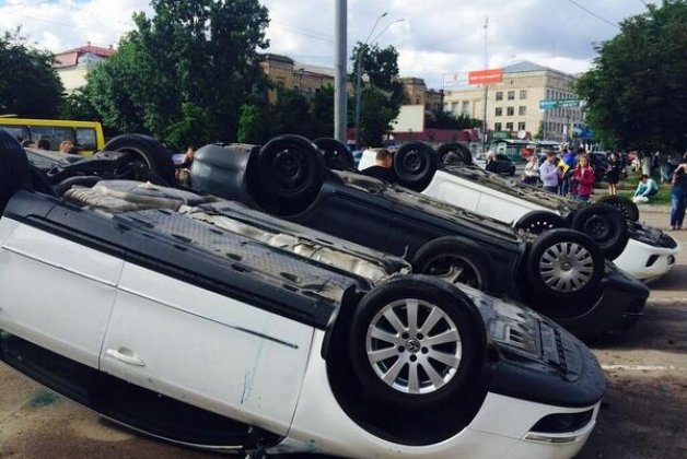 Під посольством Росії перевертають машини