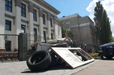 <p>Возле посольства РФ строят баррикады &nbsp;Фото: Р. Петушков</p>