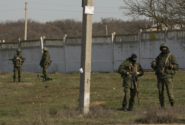 Так называемая «Самооборона Крыма», блокирующая украинскую военную часть неподалеку от Севастополя, 9 марта 2014 года