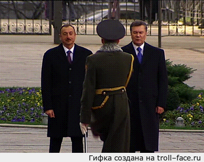 Не растерялся Взмахнув саблей, начкар ударил шашкой по своей фуражке, и она слетела с головы. Военный не растерялся и смог поймать фуражку на лету ножнами.  Украина, Янукович, Азербайджан, гифка