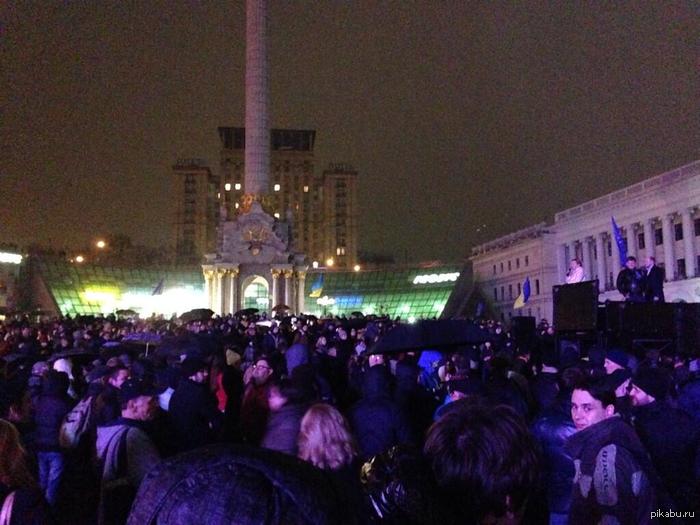 Евромайдан в Украине В Киеве и других городах Украины, на главных площадях городов, собираются люди на протест против приостановления курса Украины на ЕС  Киев, Майдан, Янукович