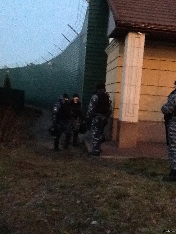 Заборик Януковича. Одна из защит Межигорья.  Янукович, Виктор Янукович, забор, Межигорья