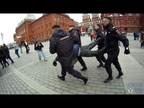 Российское ноу-хау в борьбе с демократией. Аресты за невидимые плакаты.