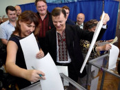 Выборы, Украина - не Россия. Фото и видео как голосовали украинские политики.Выборы, Украина - не Россия. Фото и видео как голосовали украинские политики.