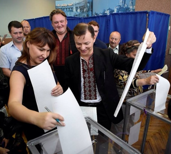 Выборы, Украина - не Россия. Фото и видео как голосовали украинские политики.Выборы, Украина - не Россия. Фото и видео как голосовали украинские политики.