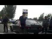 Как Донбасс, который никто не ставил на колени, стоит раком перед кадыровцами. Кадры грубого шмона российскими наемниками на блок-постах Донбасса.