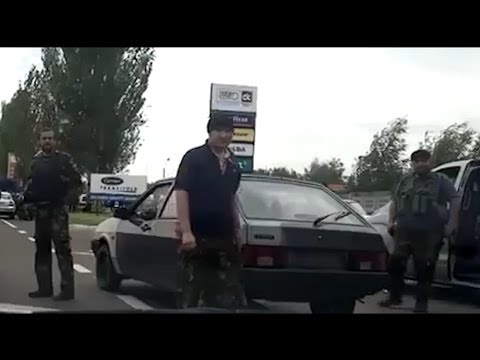 Как Донбасс, который никто не ставил на колени, стоит раком перед кадыровцами. Кадры грубого шмона российскими наемниками на блок-постах Донбасса.