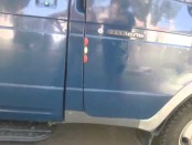 Украинские женщины, жительницы Краматорска, гонят вооруженных автоматами колорадских тварей прочь от своих мирных жилищ.