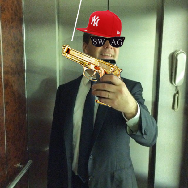 Медведев селфи с айфоном в лифте на Инстаграм - новые жабы.