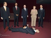 Путин убит Голая активистка Фемен пробила колом грудь Путина в Париже