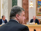 epa04369254 Ukraine's President Petro Poroshenko (C) and Russian President Vladimir Putin (R) attend the summit of the Heads of States of the Customs Union and representatives of the European Commission in Minsk, Belarus, 26 August 2014. Ukrainian and Russian leaders were set to meet on 26 August 2014 for talks on the months-long crisis in Ukraine. Ukrainian President Petro Poroshenko and Russian President Vladimir Putin were to join European Union representatives in Minsk, the capital of Belarus for the meeting.  EPA/MYKOLA LAZARENKO/POOL